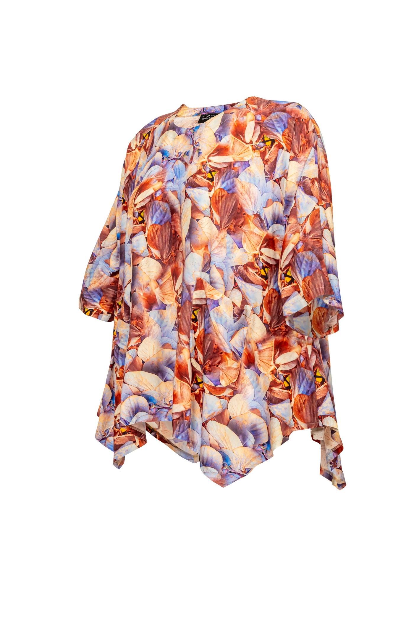 Detailansicht der Viskose-Tunika, zeigt den Blumen-Print und den Rundhalsausschnitt.