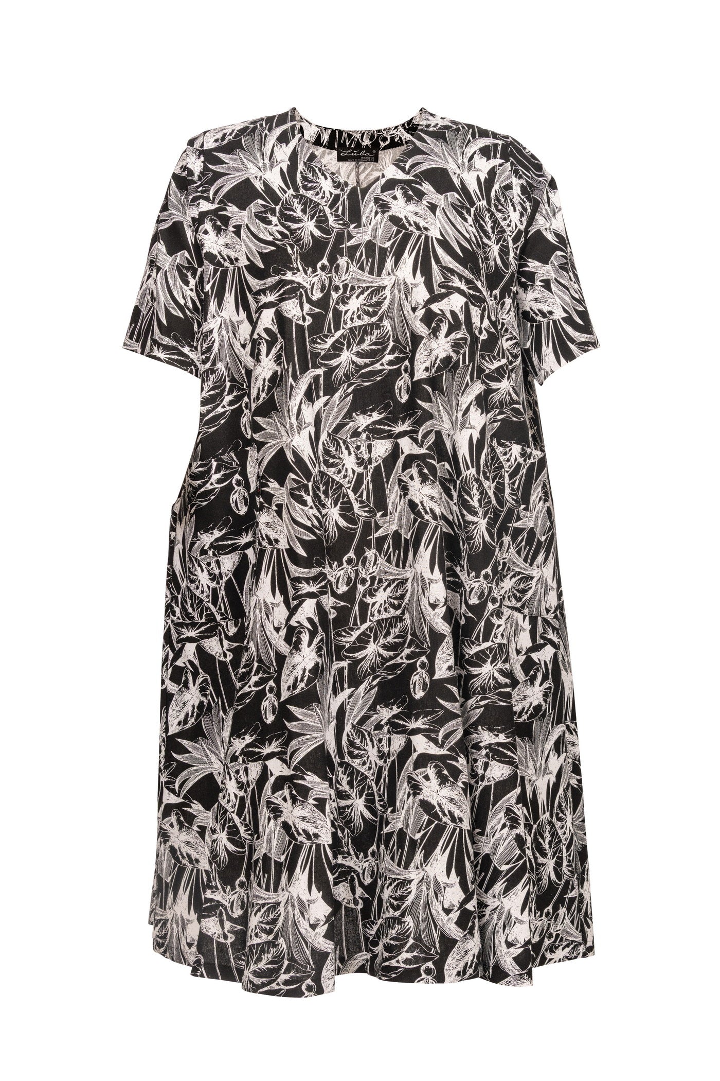 Maxi-Sommer Kleid aus Leinen mit schwarz-weißem Blumenmuster.