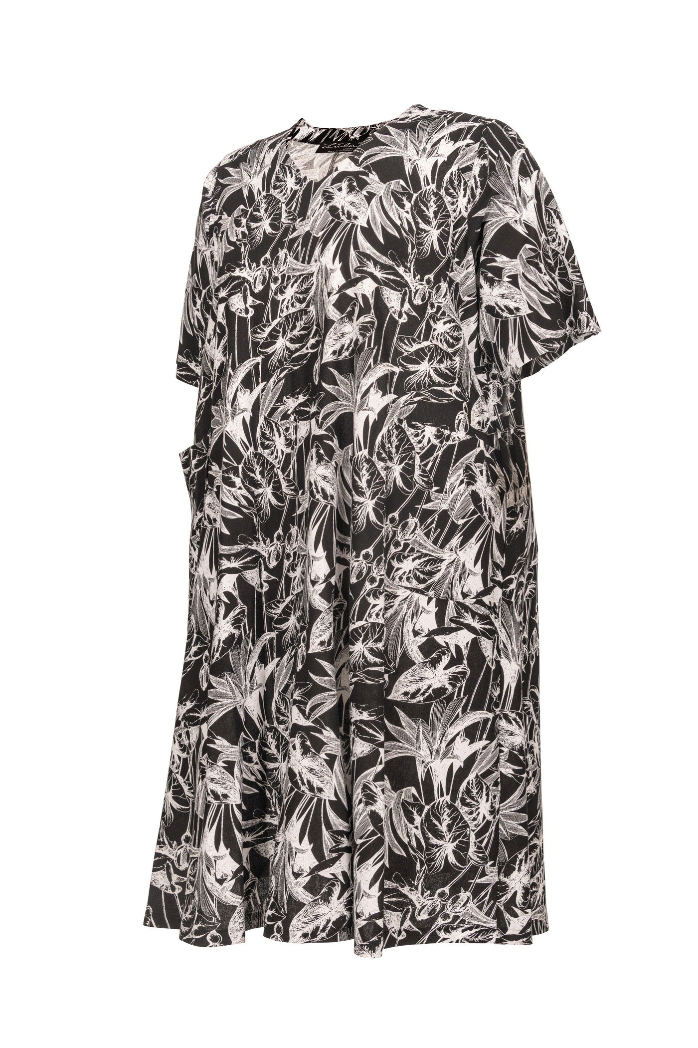 Maxi-Sommer Kleid aus Leinen mit schwarz-weißem Blumenmuster.