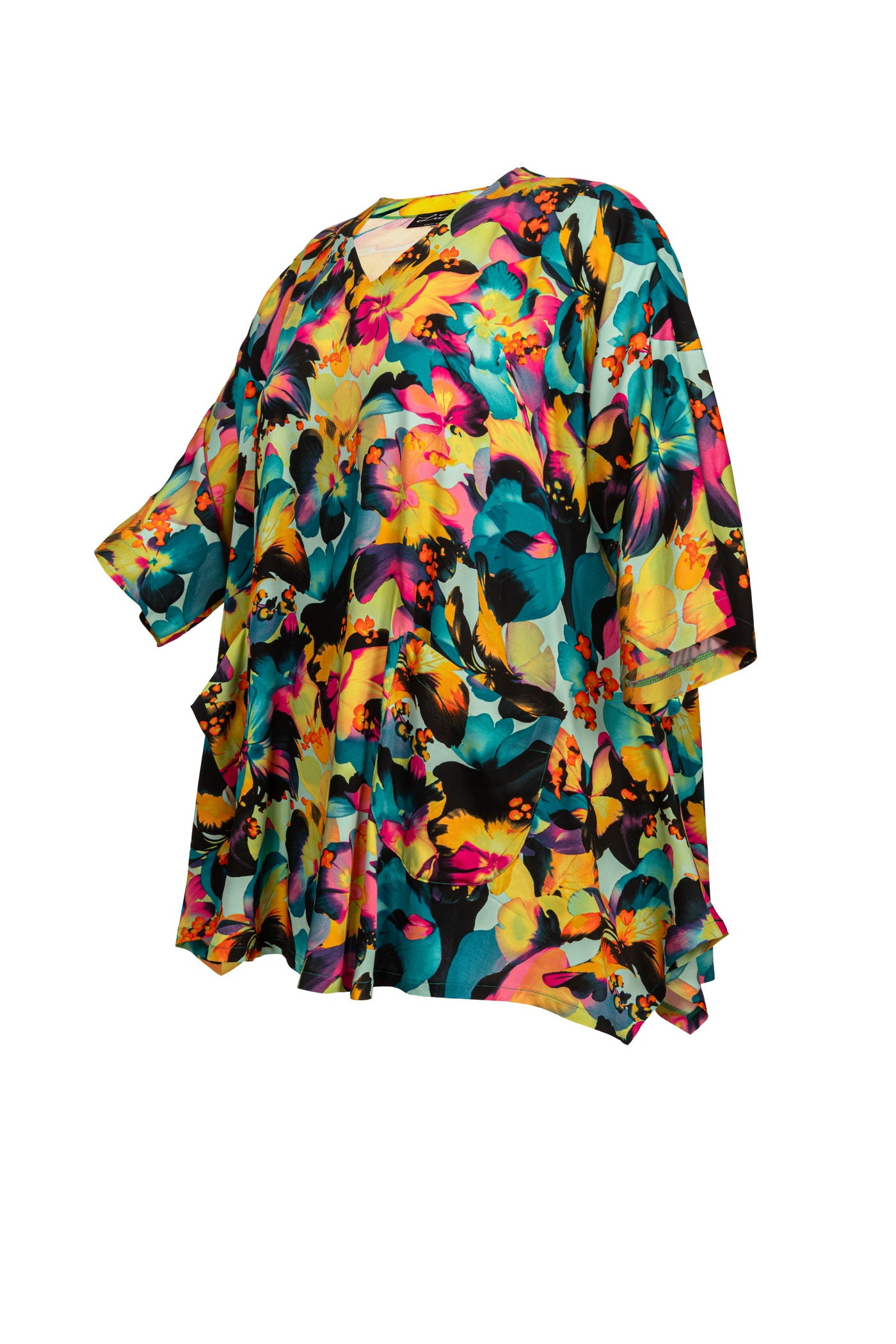 Nahaufnahme der bunten Flower Viskose Tunika – hochwertiges, leichtes Material für mollige Damen