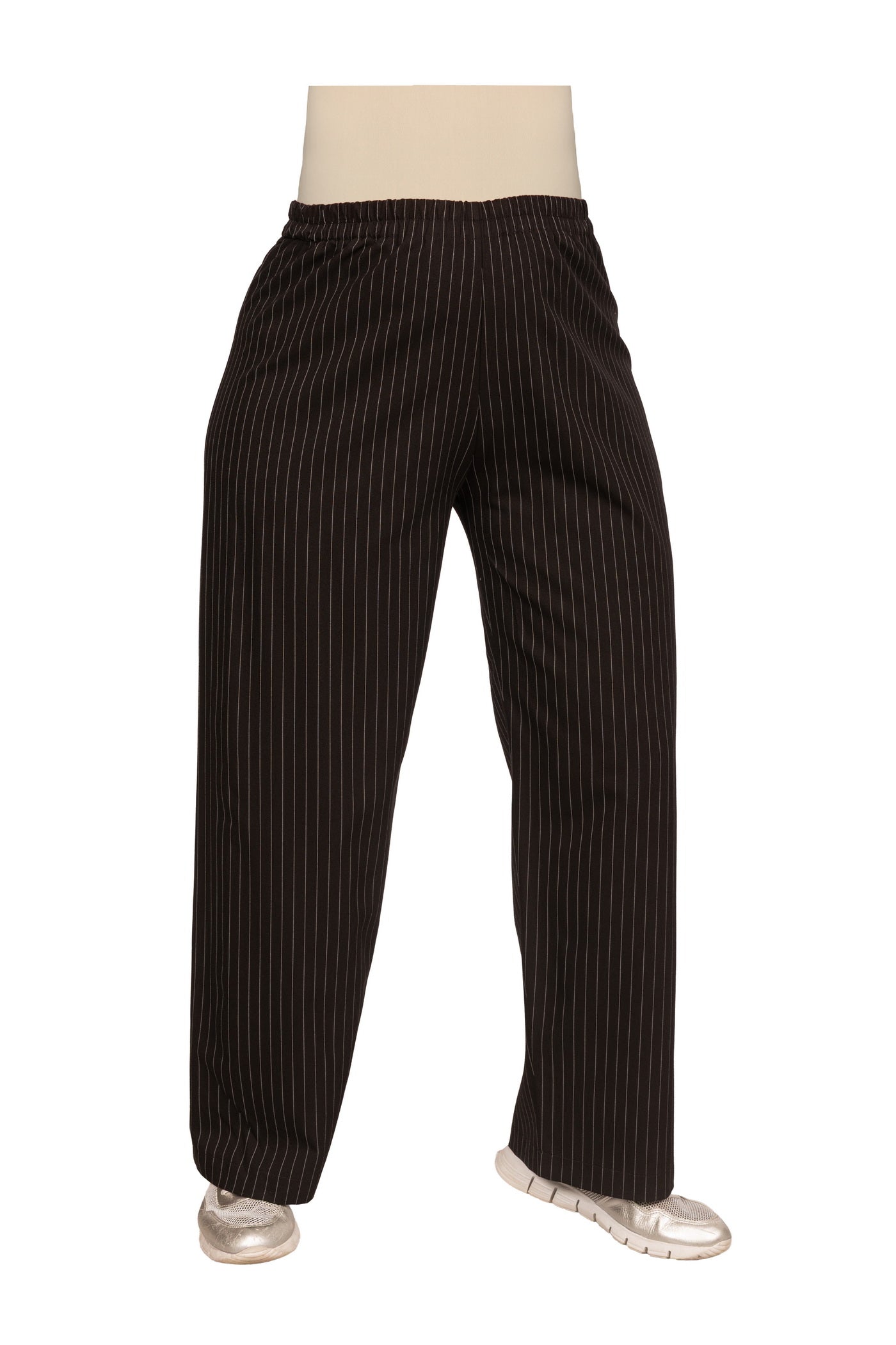 Marlene-Hose, schwarz mit weißen Nadelstreifen.