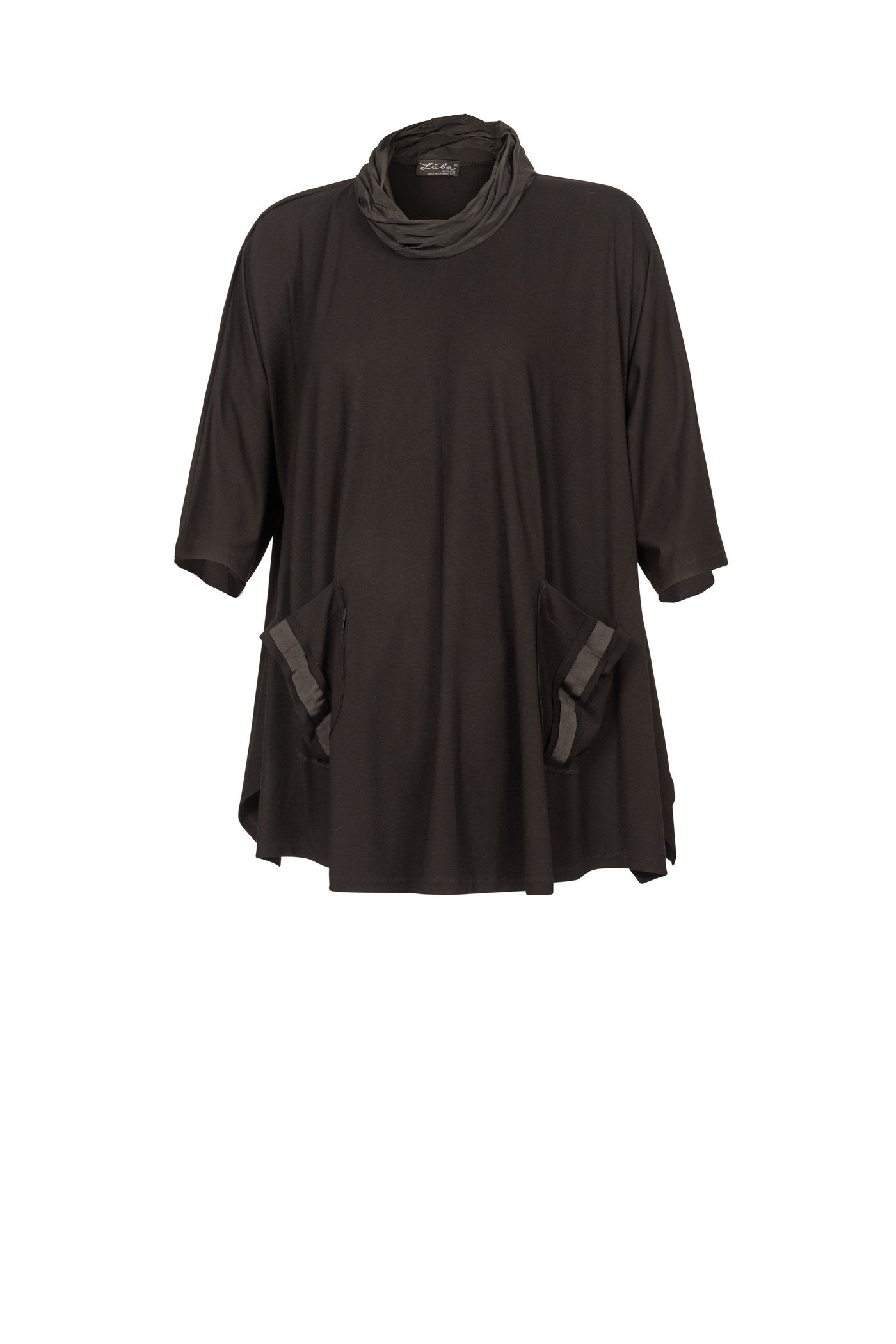 Ausgefallene Jersey-Tunika mit schwarzem Taft-Kragen und schwarze Deko-Streifen an den Taschen.