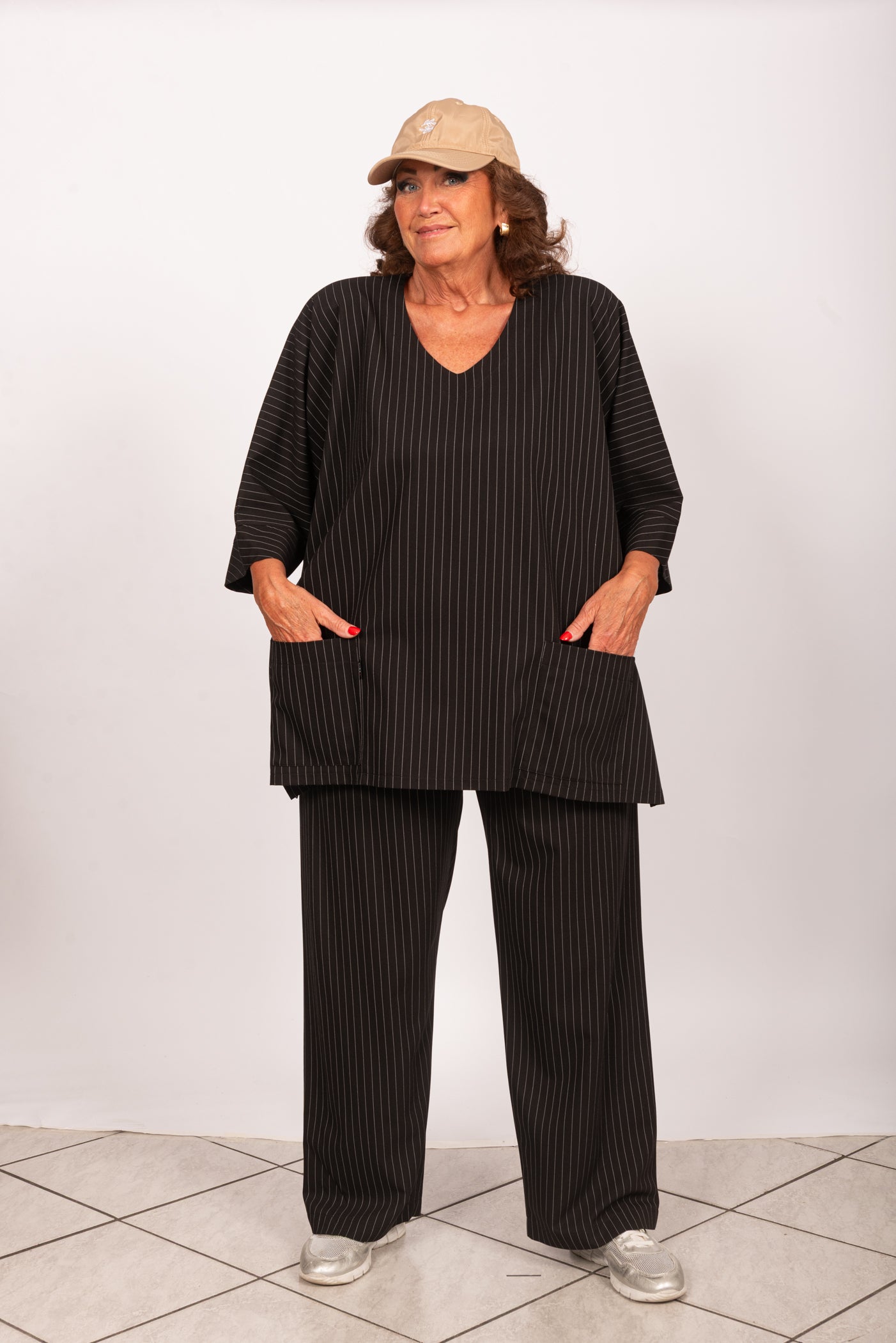 Marlene-Hose, schwarz mit weißen Nadelstreifen.