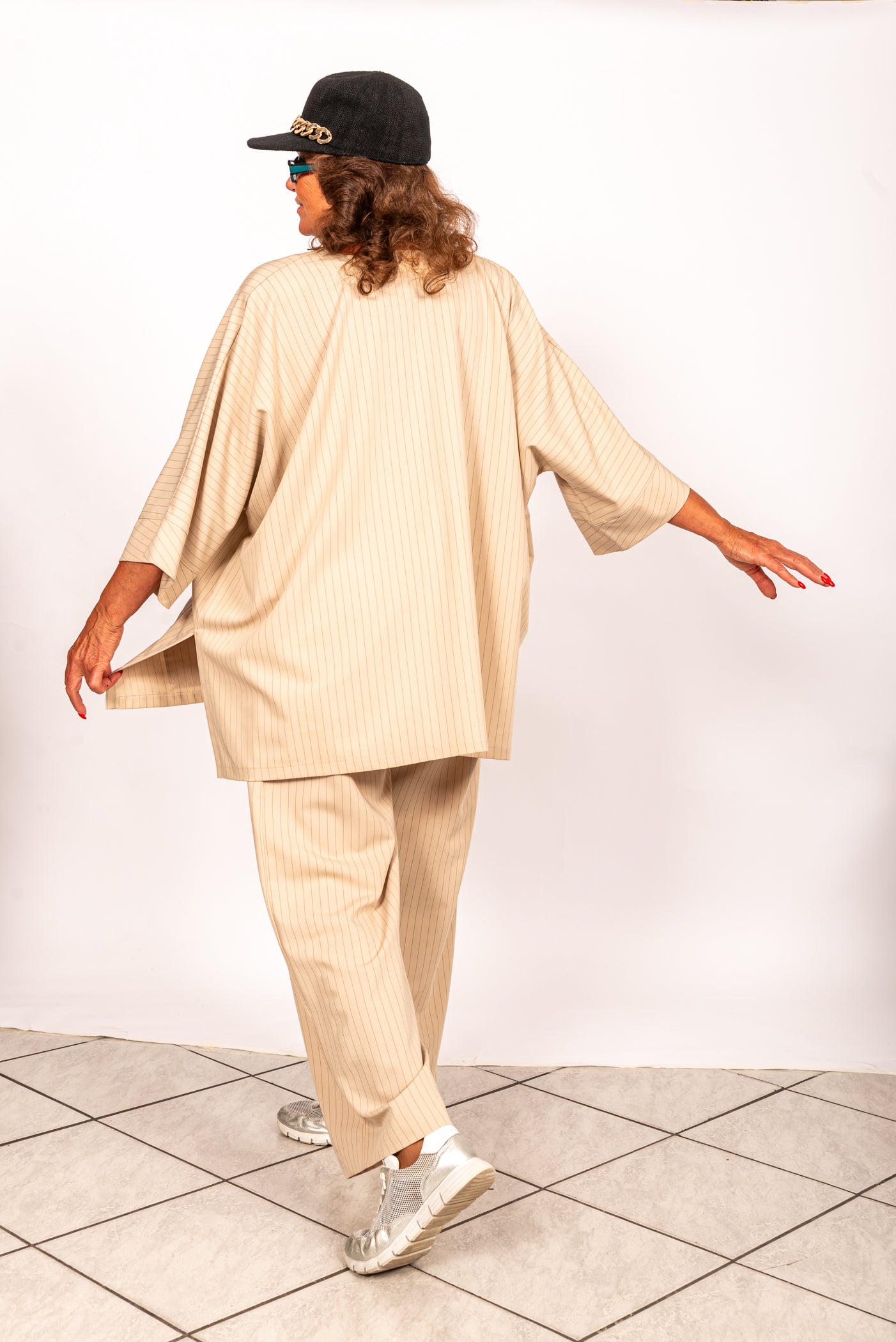 Edle beige Tunika mit schwarzen Nadelstreifen.