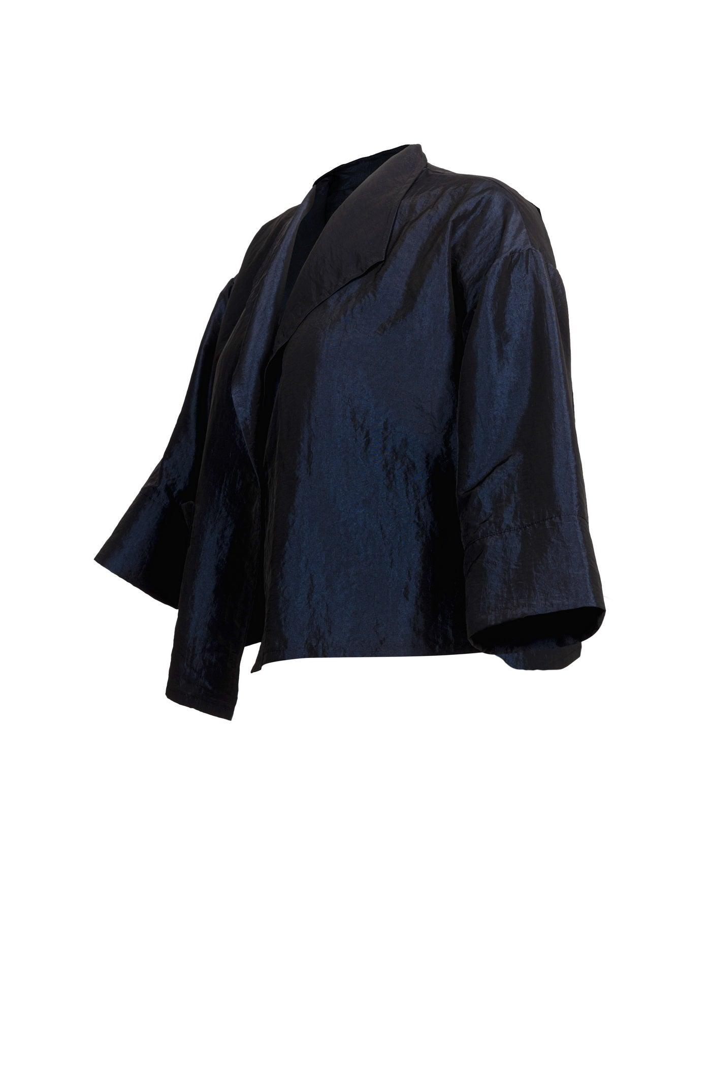 Detailansicht Blaue Taft-Jacke mit Kragen und asymmetrischer Ein-Knopf-Leiste