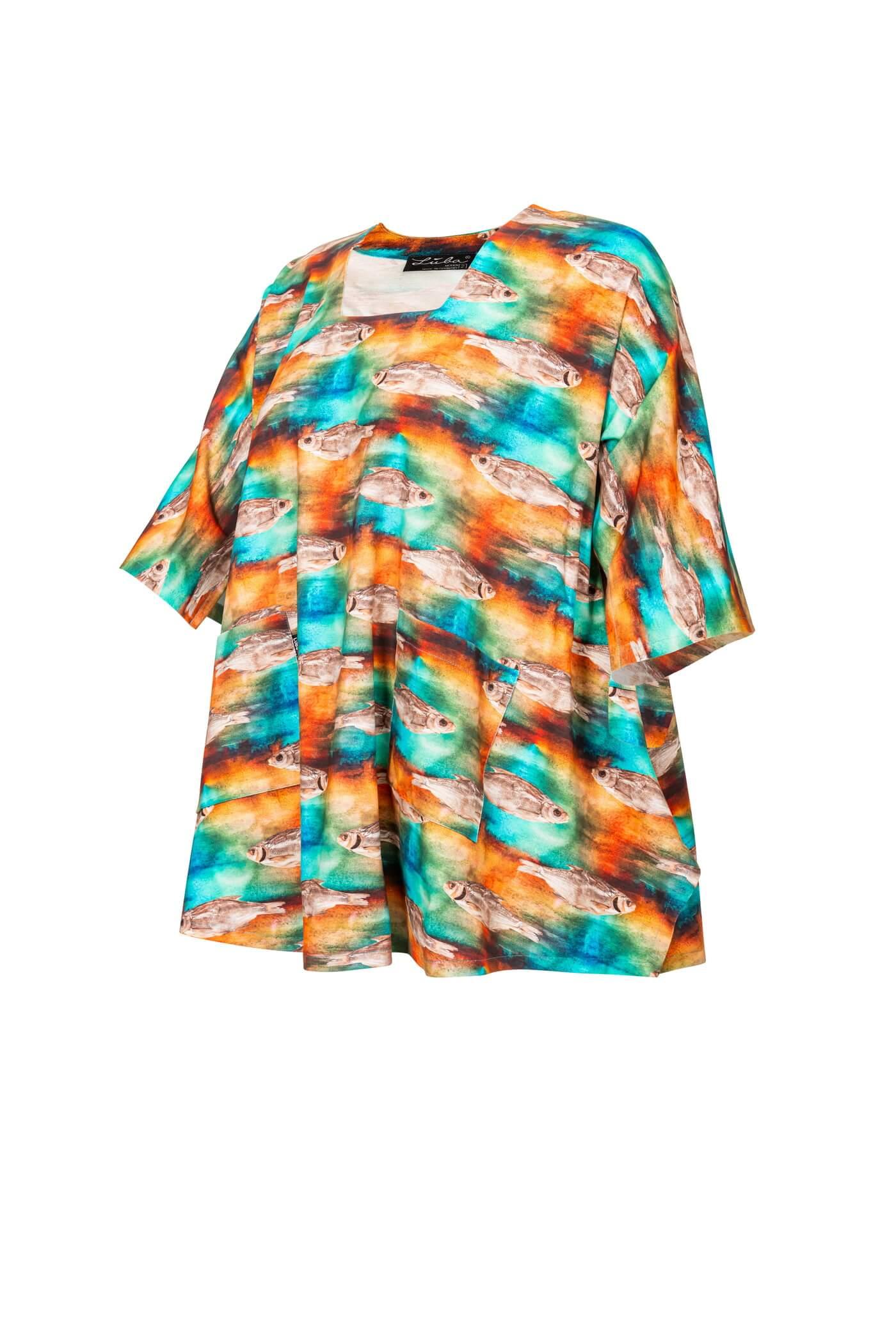 Detailansicht der Baumwoll-Tunika, zeigt den Fischmuster-Druck und den V-Halsausschnitt