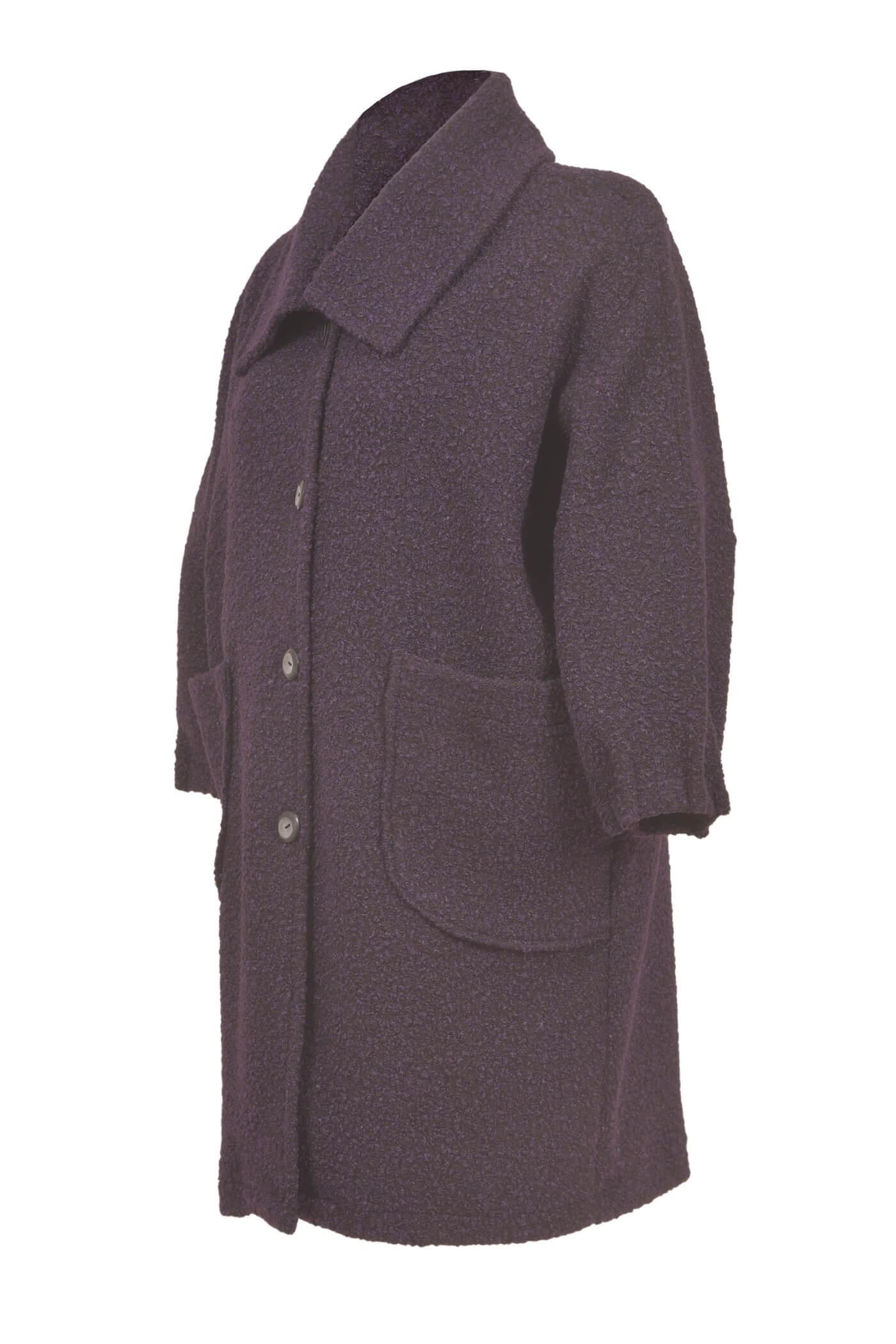 Detailansicht des Bouclé Wollmix Mantels, zeigt große aufgesetzte Taschen und Kragen, ideal für Damen in großen Größen.