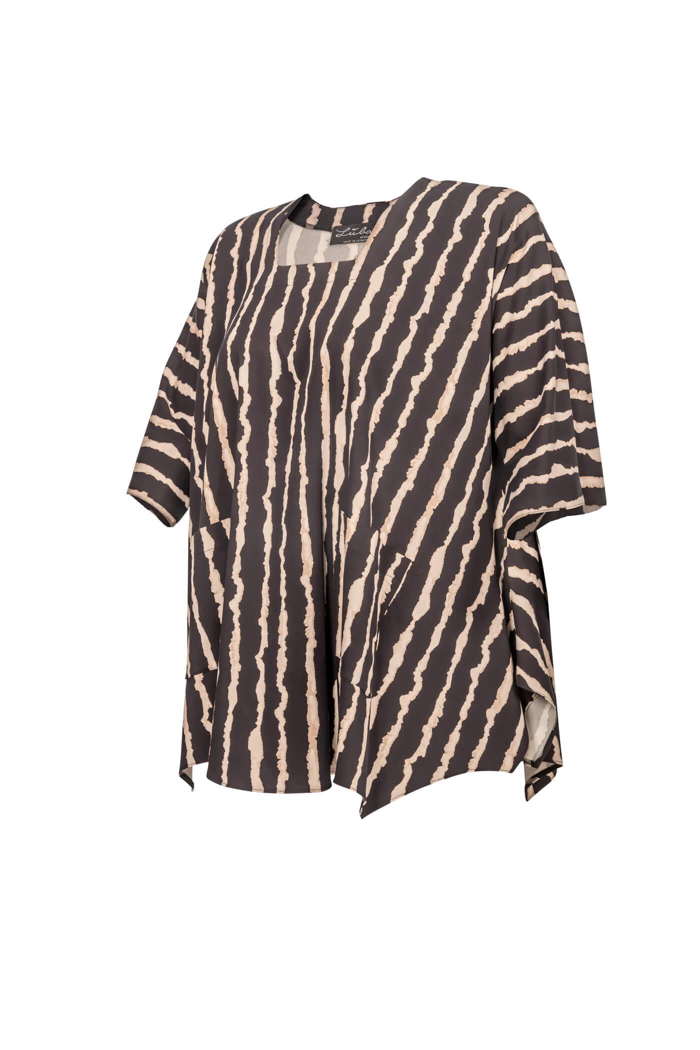 Detailansicht der Jersey-Tunika, zeigt den Allover-Print und den eckigen Halsausschnitt.