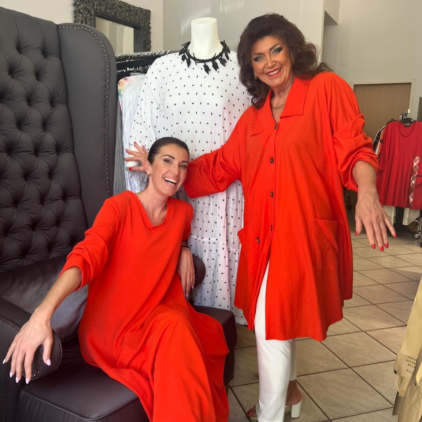 Zwei Frauen tragen fröhliche, rote Plus-Size-Outfits – trendige Damenmode von LubaModen