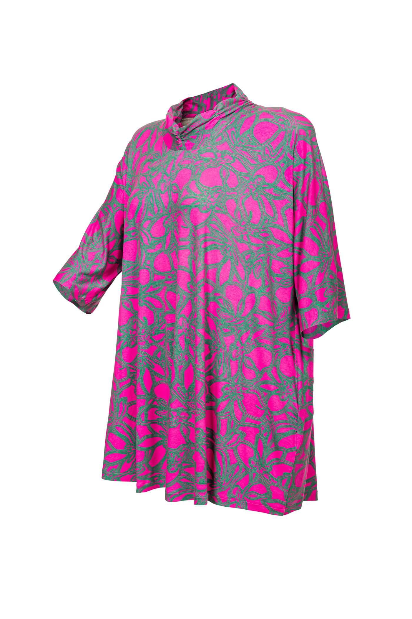 Detailansicht des Jersey-Kleids, zeigt den ausgefallenen Stehkragen und den Animal-Print.