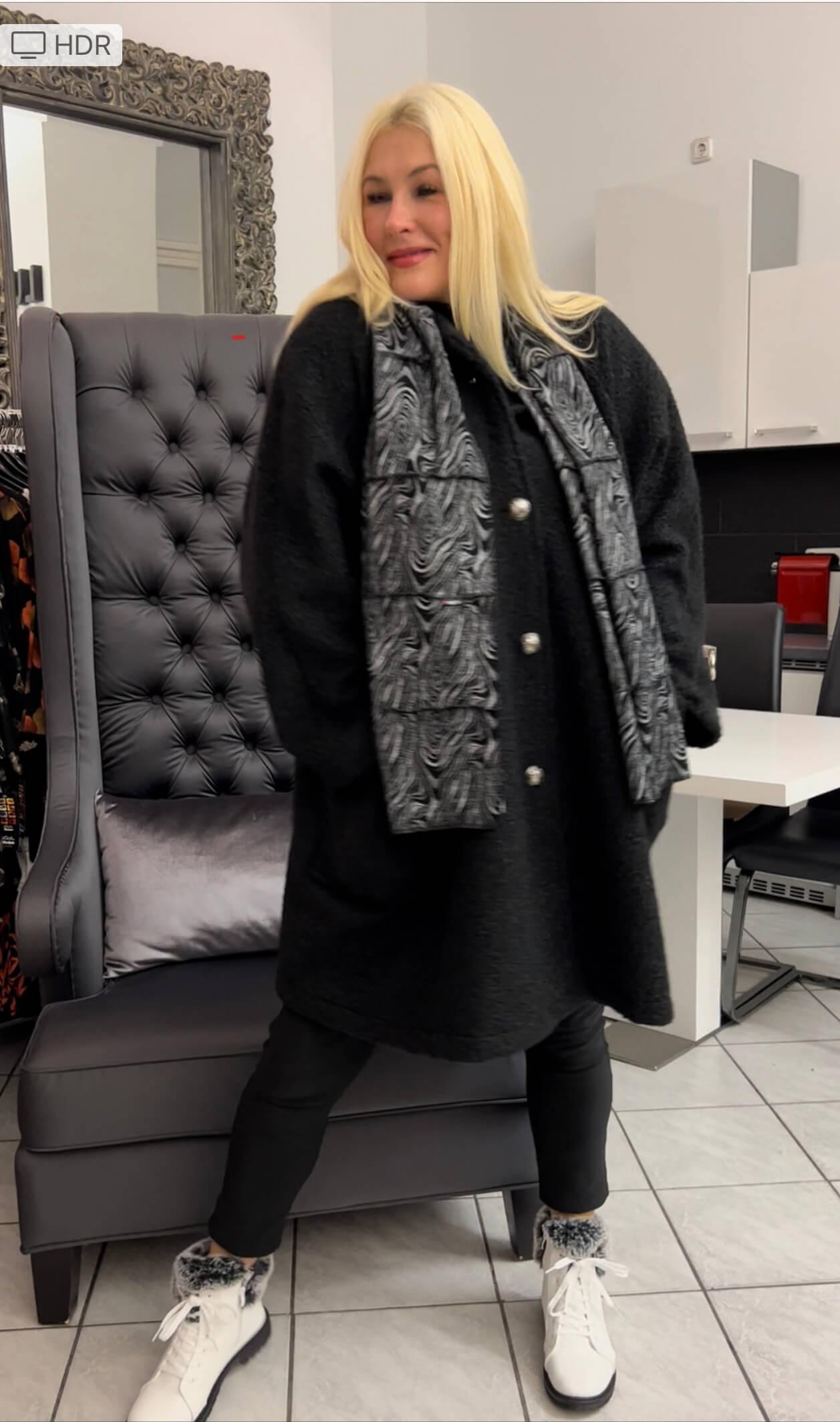 Model präsentiert den Bouclé-Mantel mit silbernen Metallknöpfen und Stehkragen, stilvolle Damenmode in großen Größen