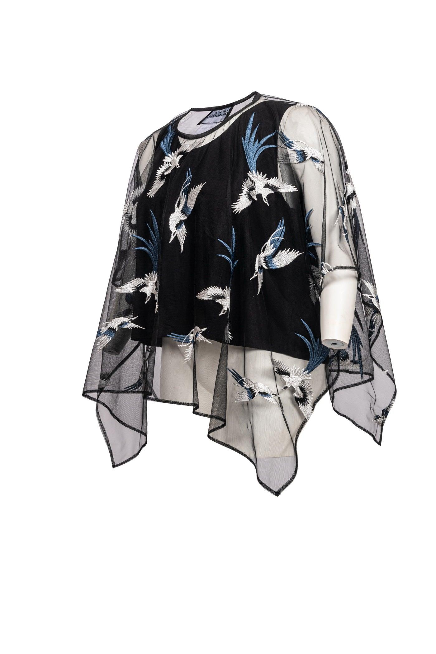 Detailansicht der Vogel-Stickerei auf der Oversize-Spitzen-Tunika