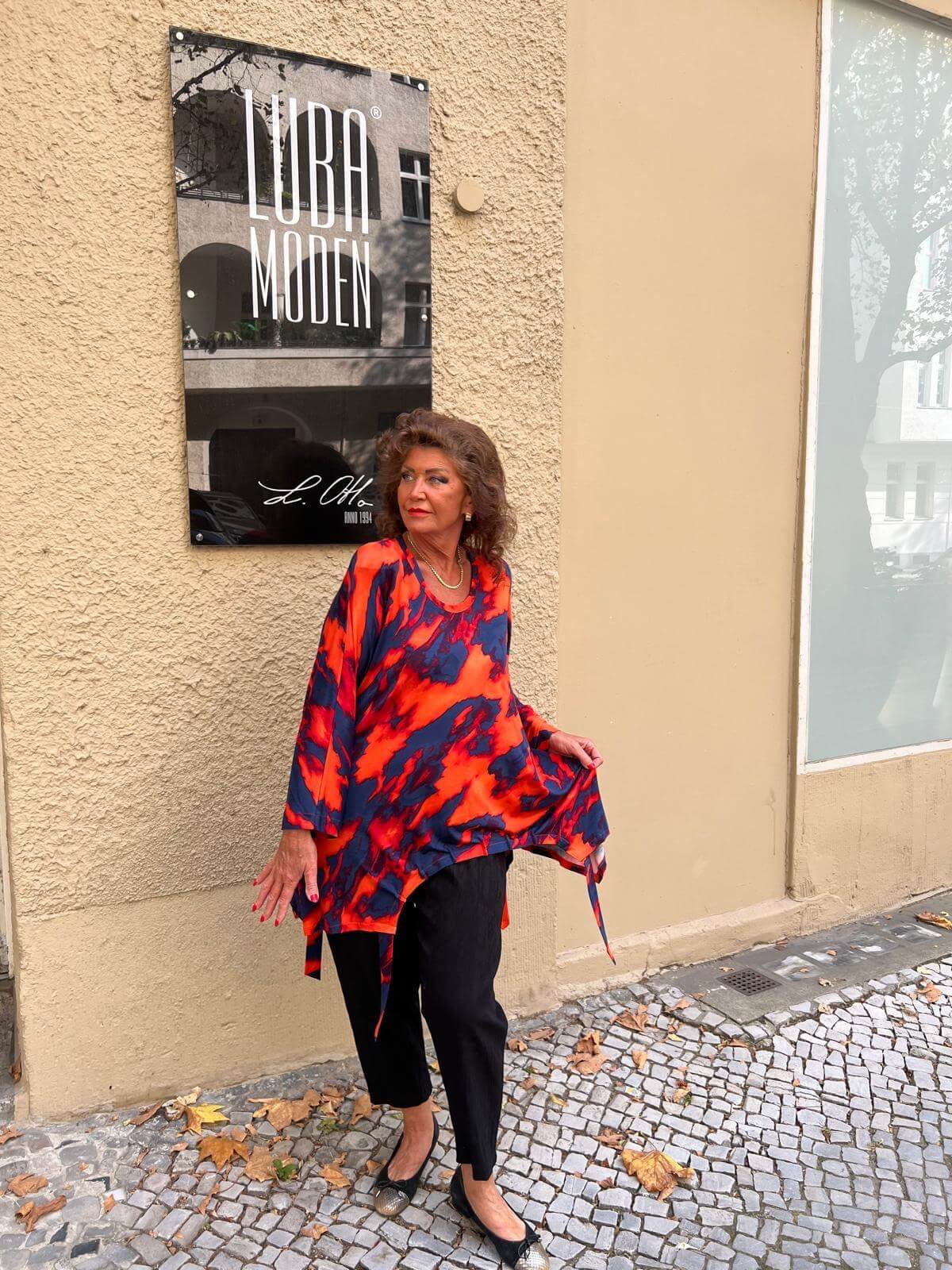 Elegante rote Tunika kombiniert mit schwarzer Hose – stilvolle Plus-Size Damenmode von LubaModen