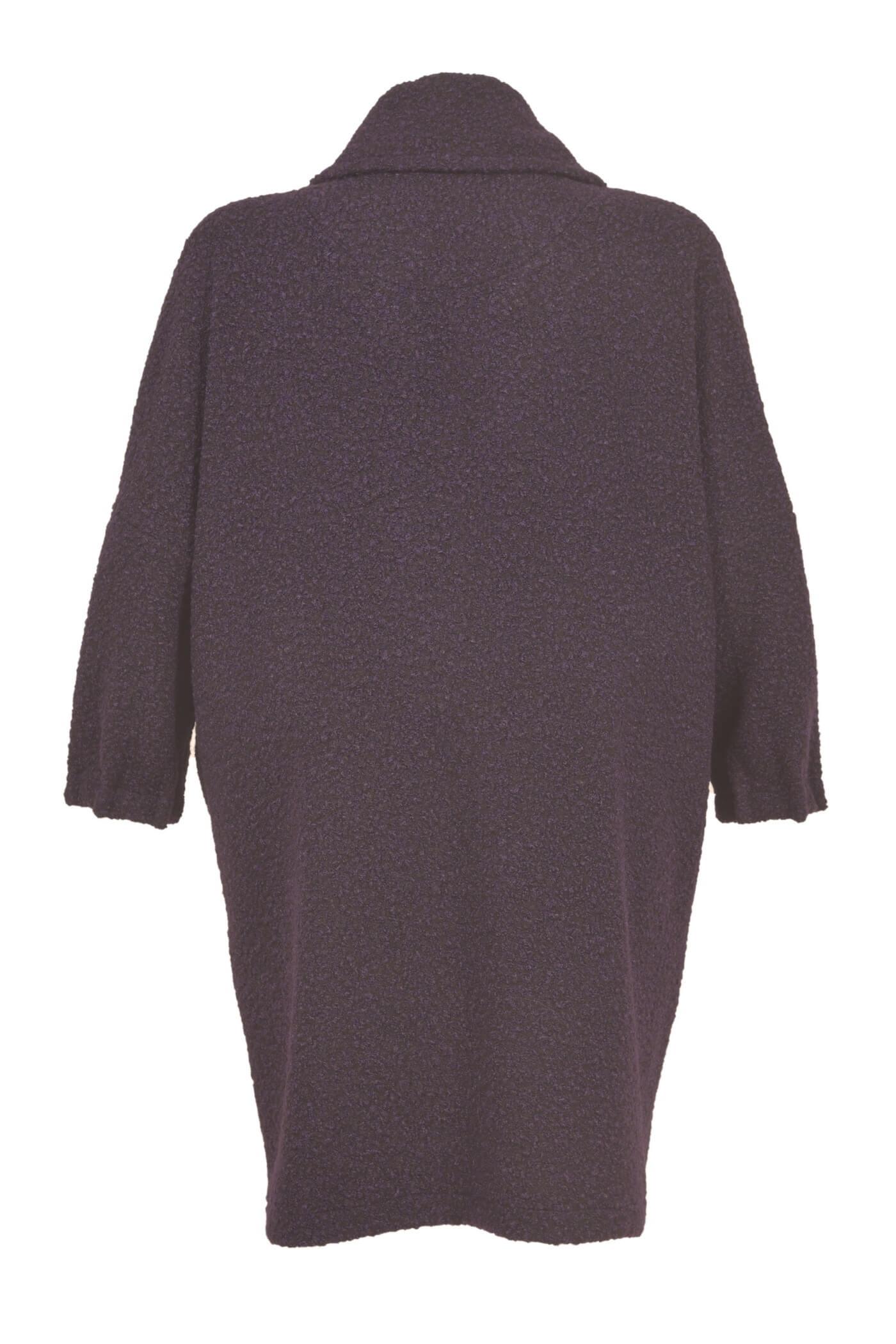 Rückansicht des Bouclé Wollmix Mantels in Lila, zeigt die Länge von 110 cm, perfekte Damenmode in großen Größen.
