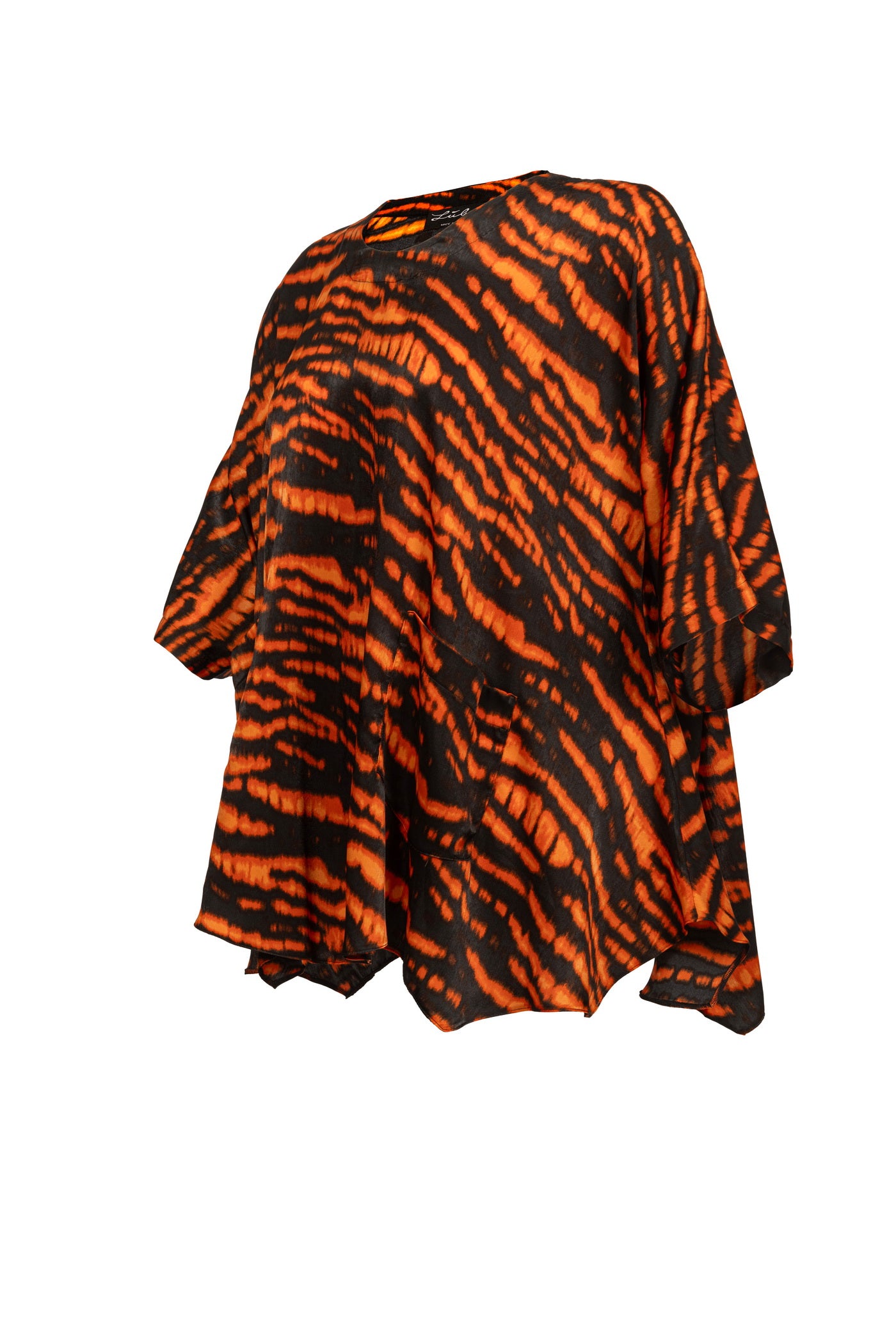 Seitenansicht der schwarz-orangen Satin Tunika – komfortable, luftige Passform für Damen in großen Größen