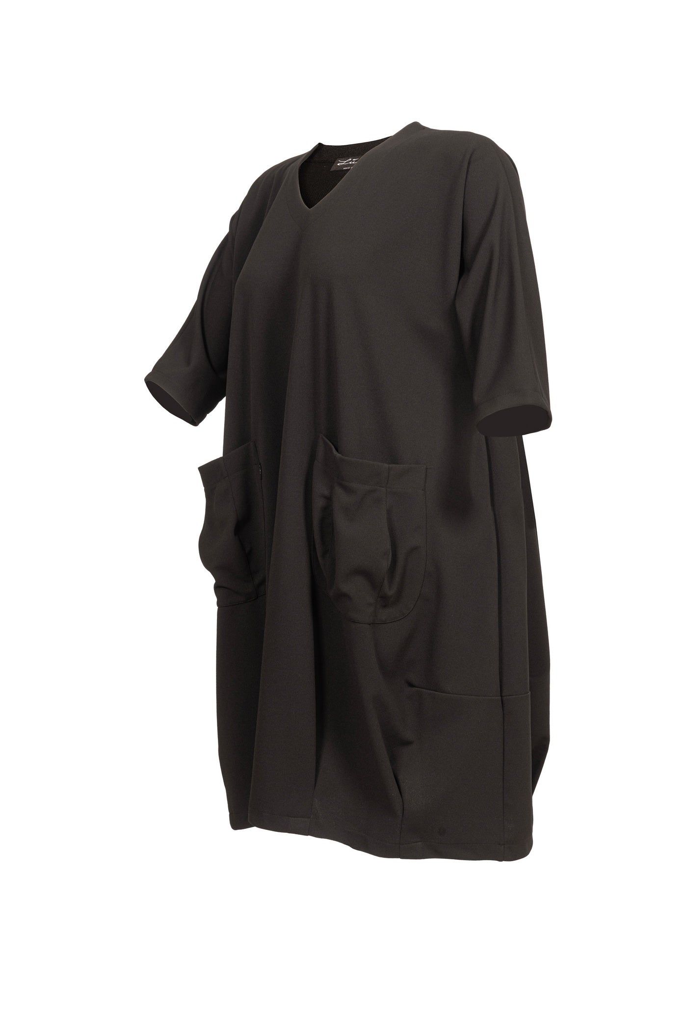 Schwarzes Ballonkleid in Plus Size von Luba Moden, Seitenansicht mit lässigen Taschen.