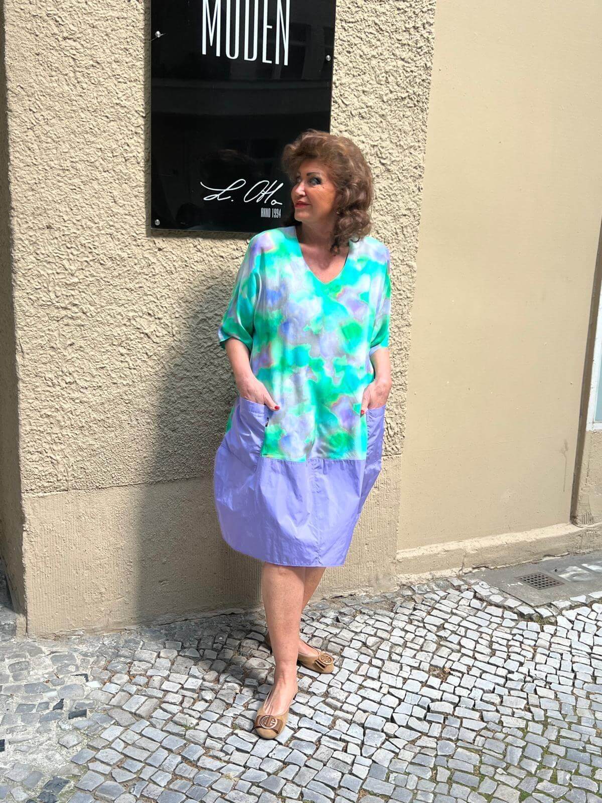 Sommerliches Kleid in Hellblau und Lila für mollige Damen – exklusive Mode von LubaModen