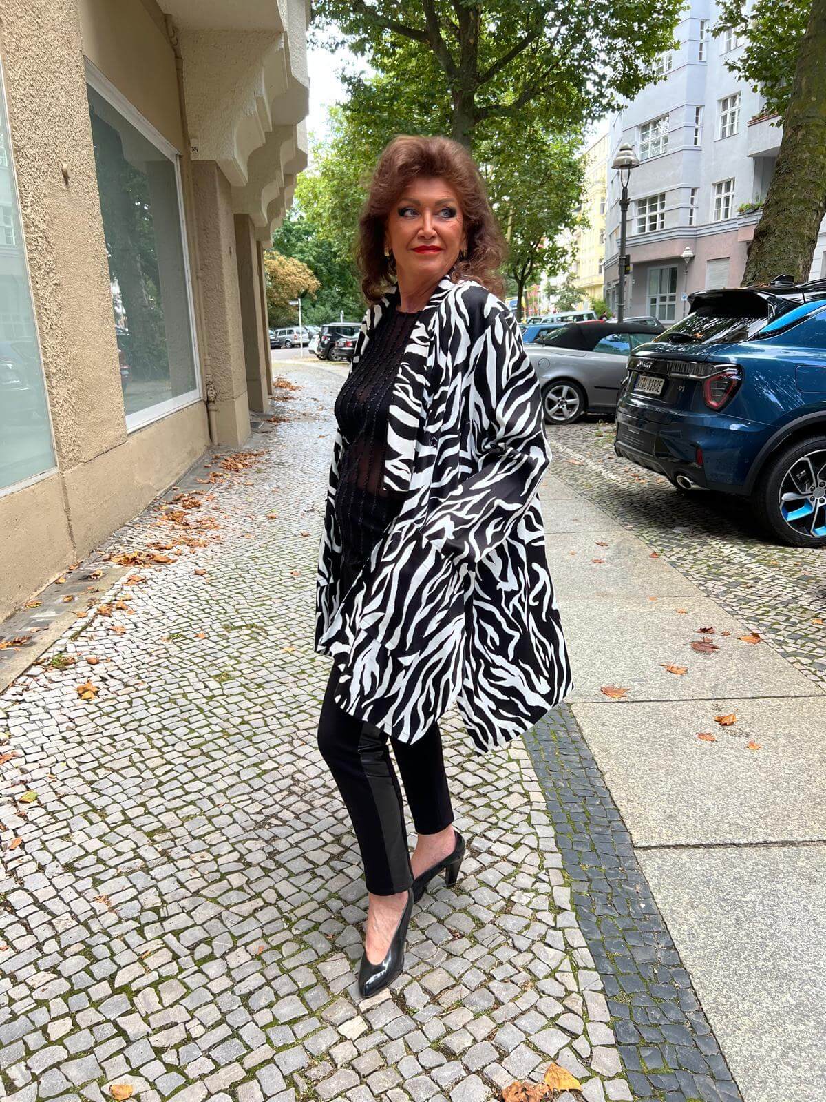Modische Zebra-Look Jacke kombiniert mit schwarzer Hose – eleganter Look für mollige Frauen von LubaModen