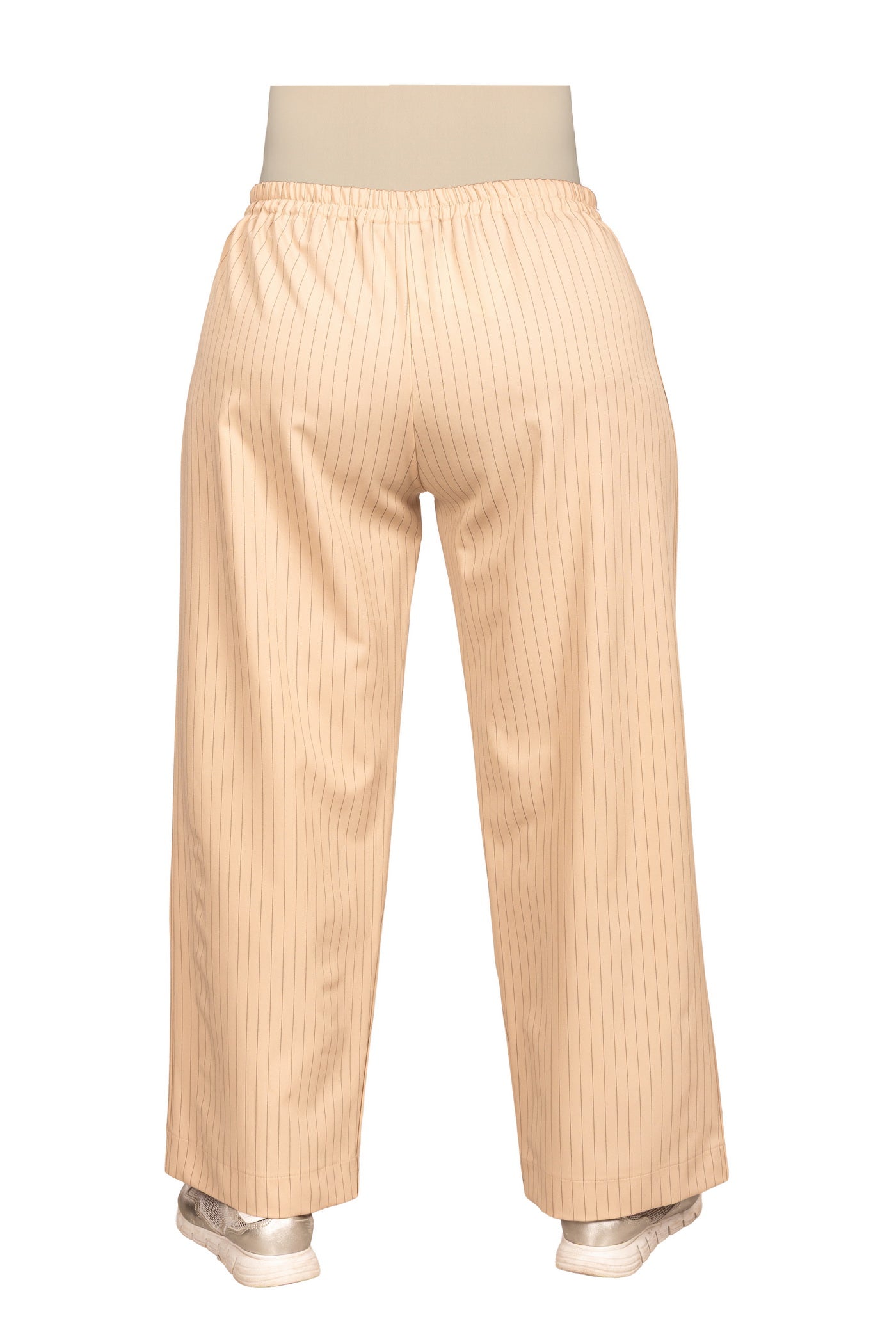 Marlene-Hose, beige mit schwarzen Nadelstreifen.