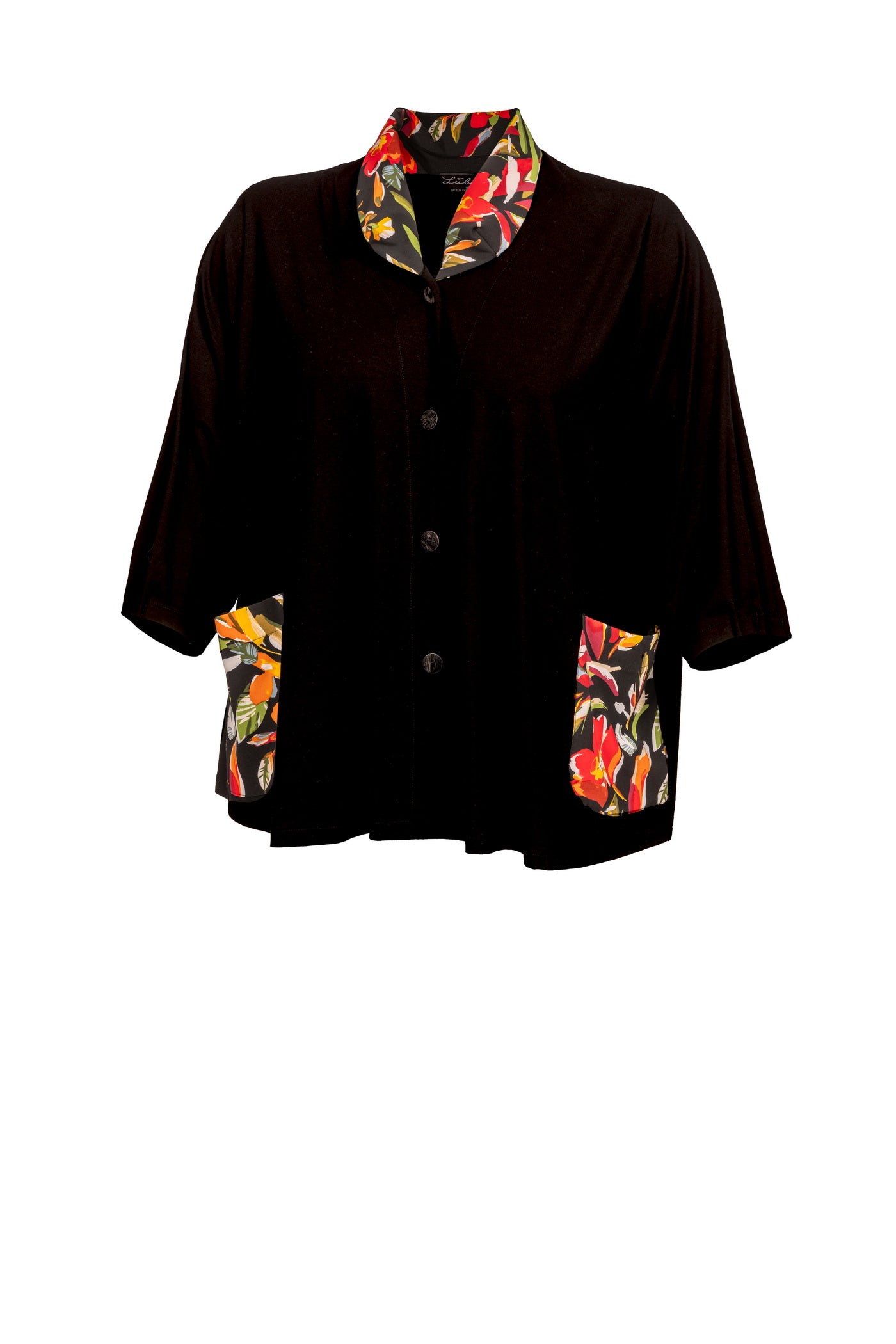 Schwarze Jersey-Jacke mit Blütenmuster am Kragen und Taschen.