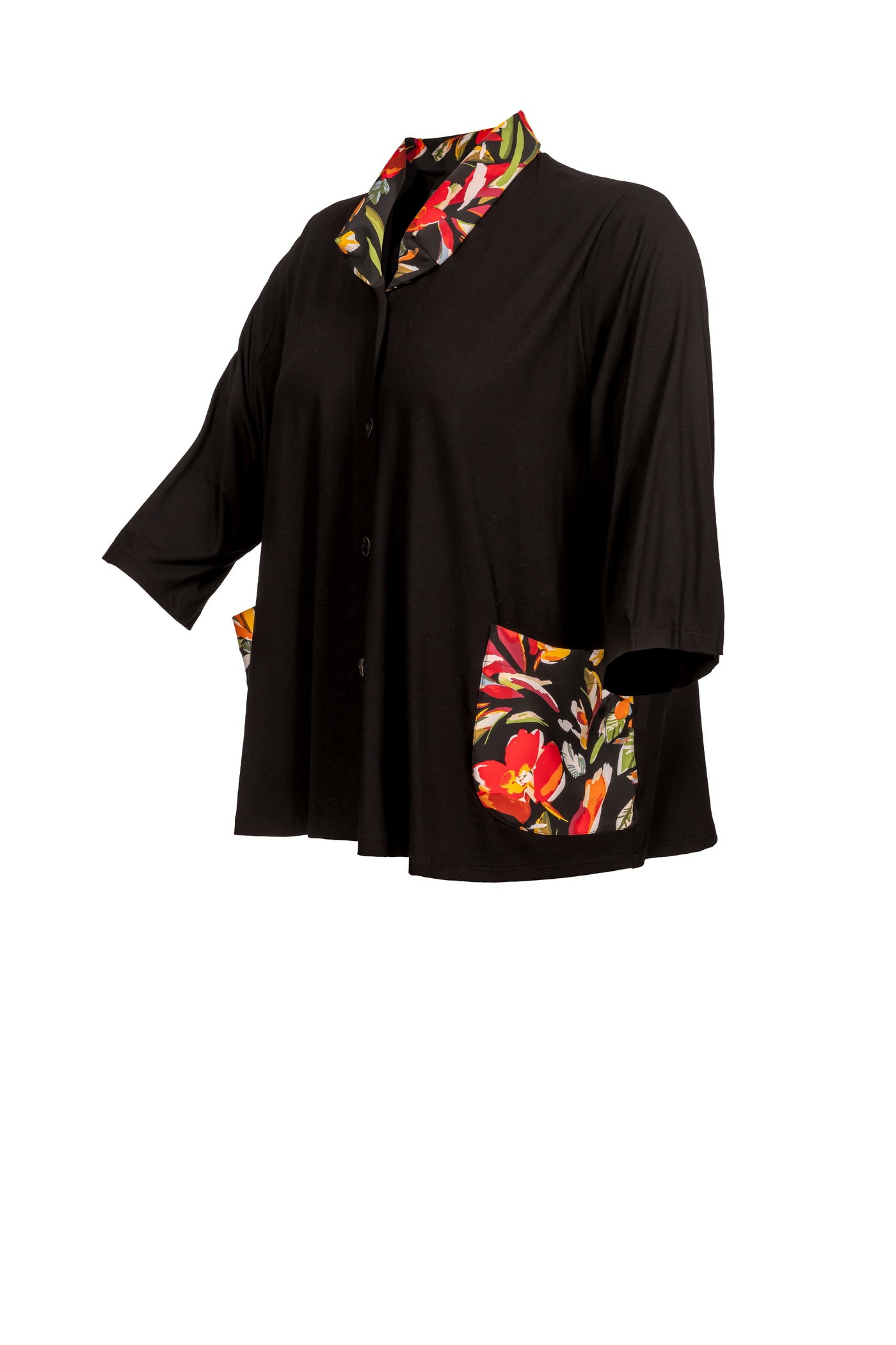 Schwarze Jersey-Jacke mit Blütenmuster am Kragen und Taschen.
