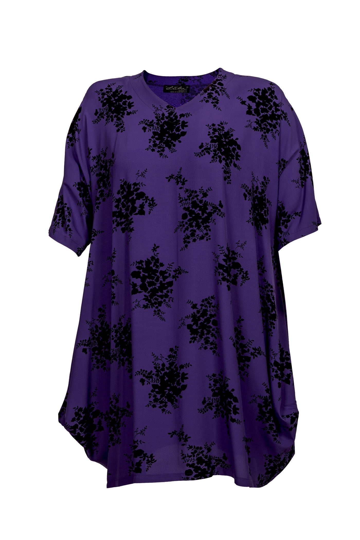 Weiches lila Viskose-Kleid mit schwarzem Blumenmuster.