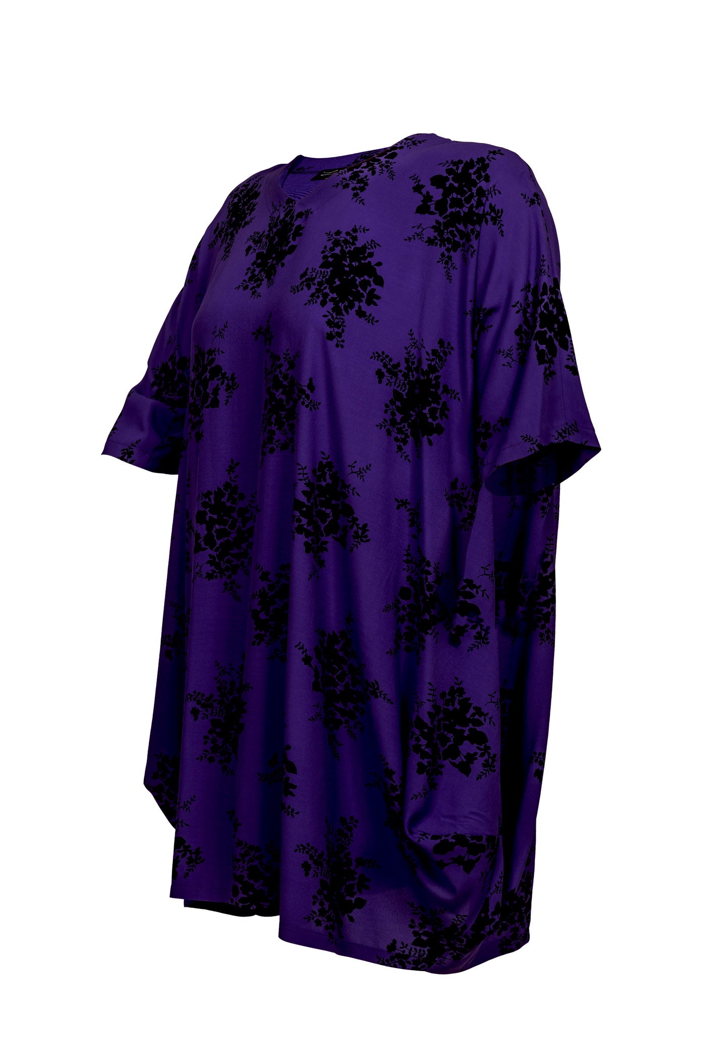 Weiches lila Viskose-Kleid mit schwarzem Blumenmuster.