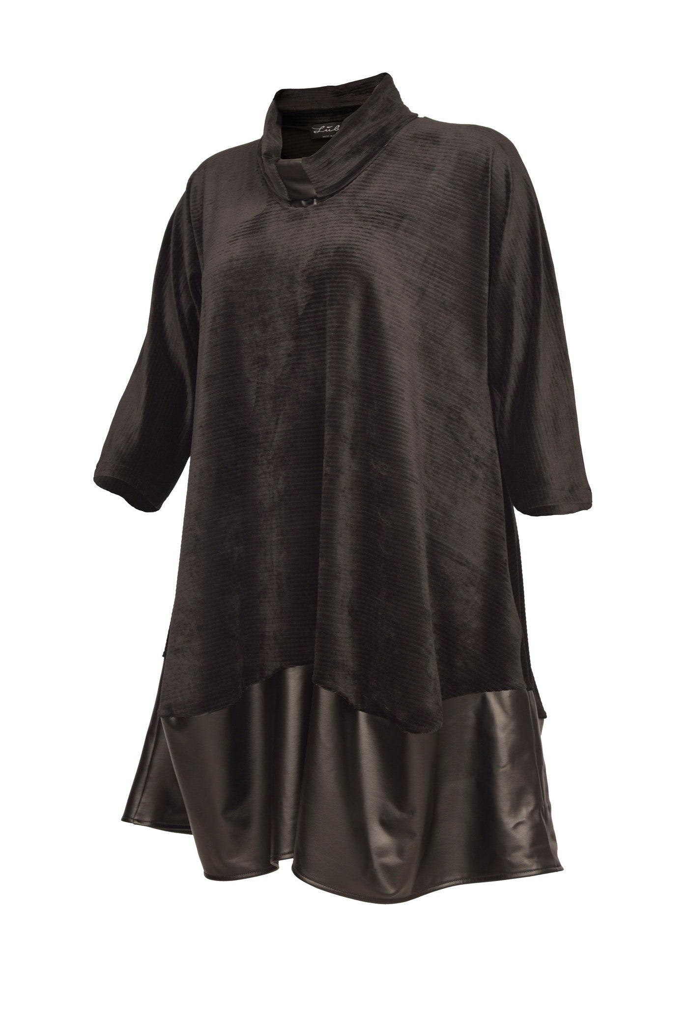 Elegantes Kleid mit Rollkragen und Rockteil aus Kunstledereinsatz.