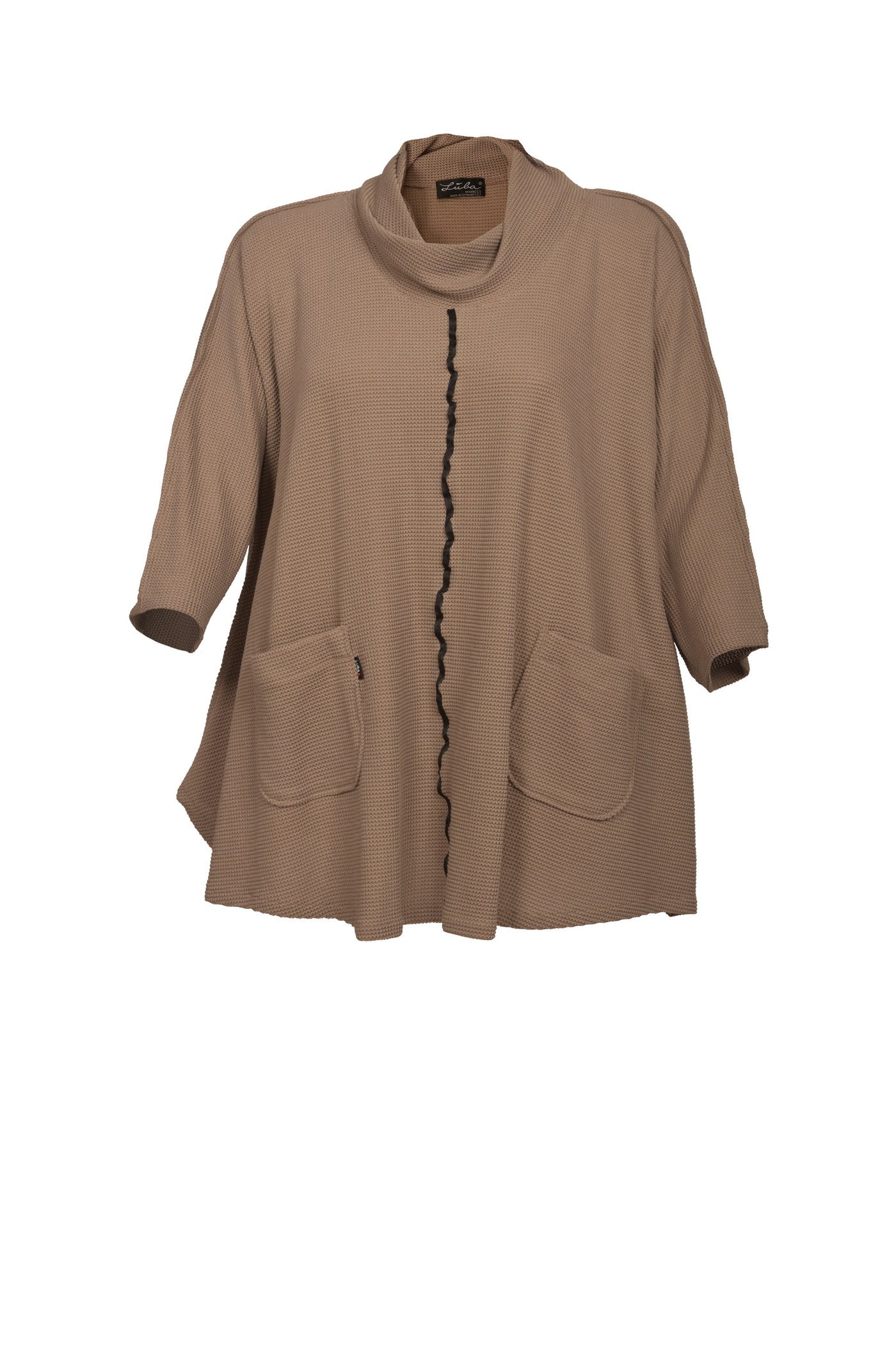 Eleganter beige Pullover mit Stehkragen und 2 praktischen Taschen.