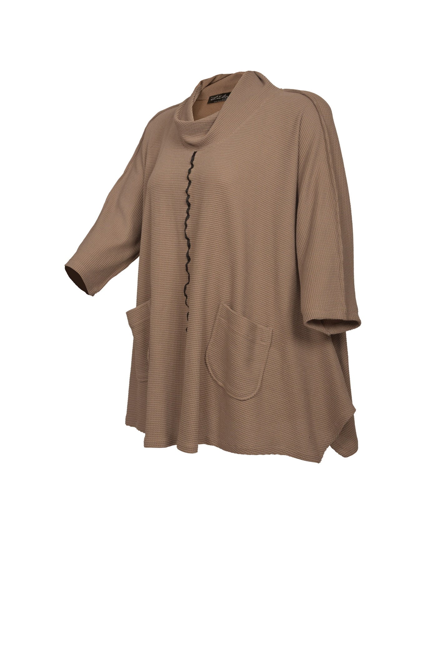 Eleganter beige Pullover mit Stehkragen und 2 praktischen Taschen.