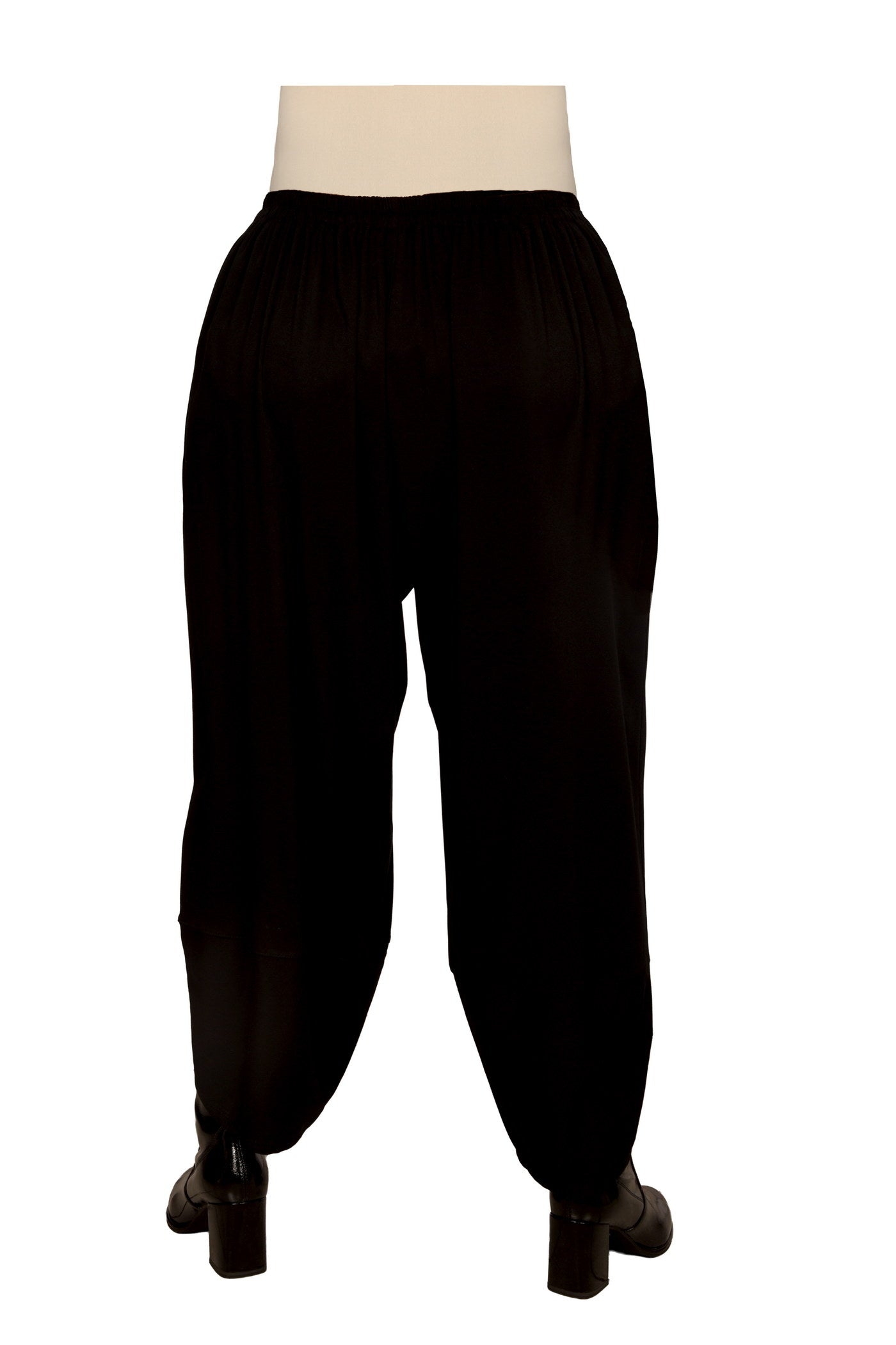 Schwarze Ballon-Hose.