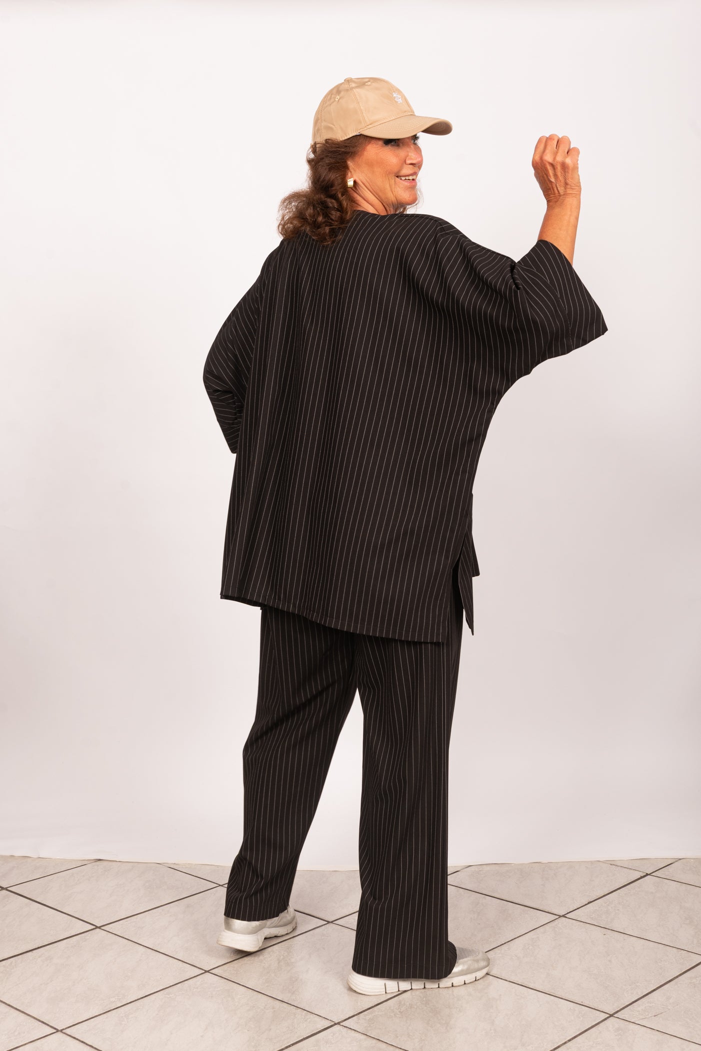 Marlene-Hose, schwarz mit weißen Nadelstreifen.