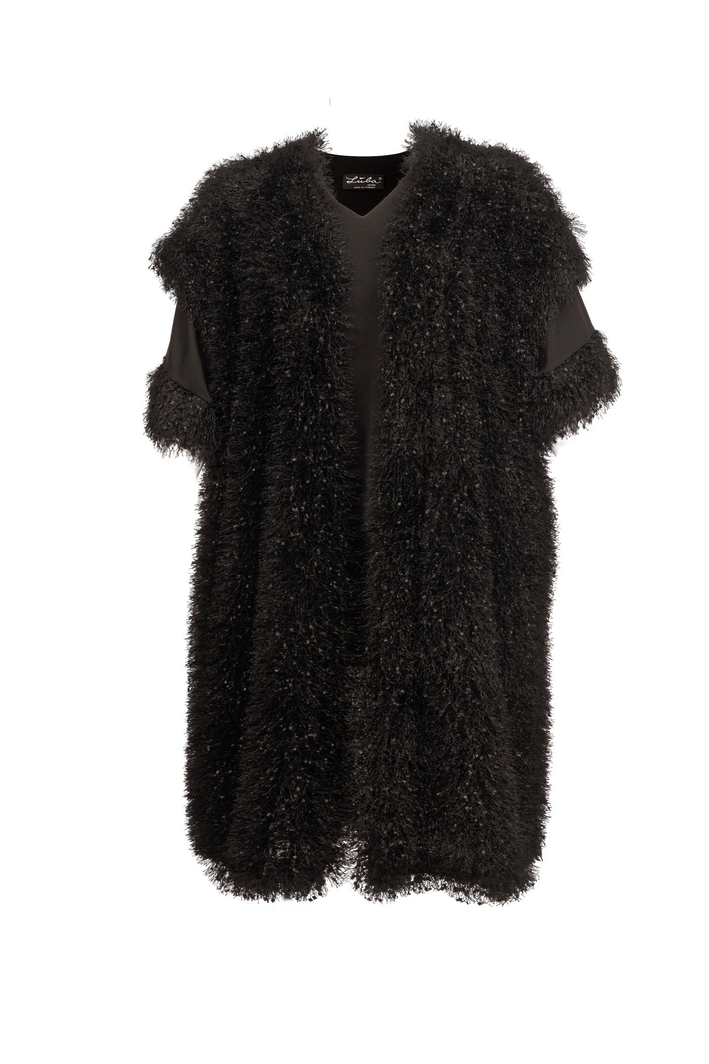 Schwarze Kunstfell Tunika mit Manschetten und flauschigem Strickstoff am Ärmel ansicht von vorne mit weißem hintergrund