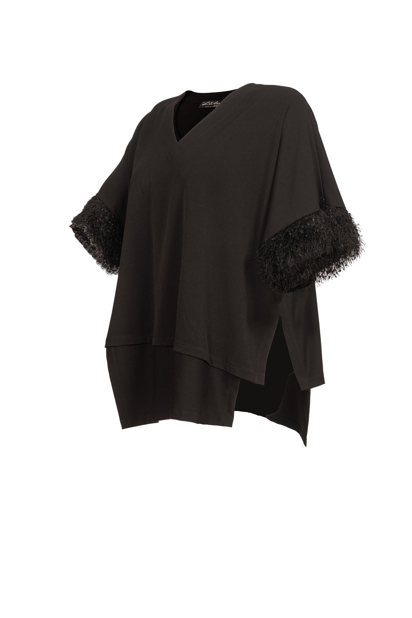 Schwarze Kunstfell Tunika mit Manschetten und flauschigem Strickstoff am Ärmel Seitenansicht mit weißem Hintergrund