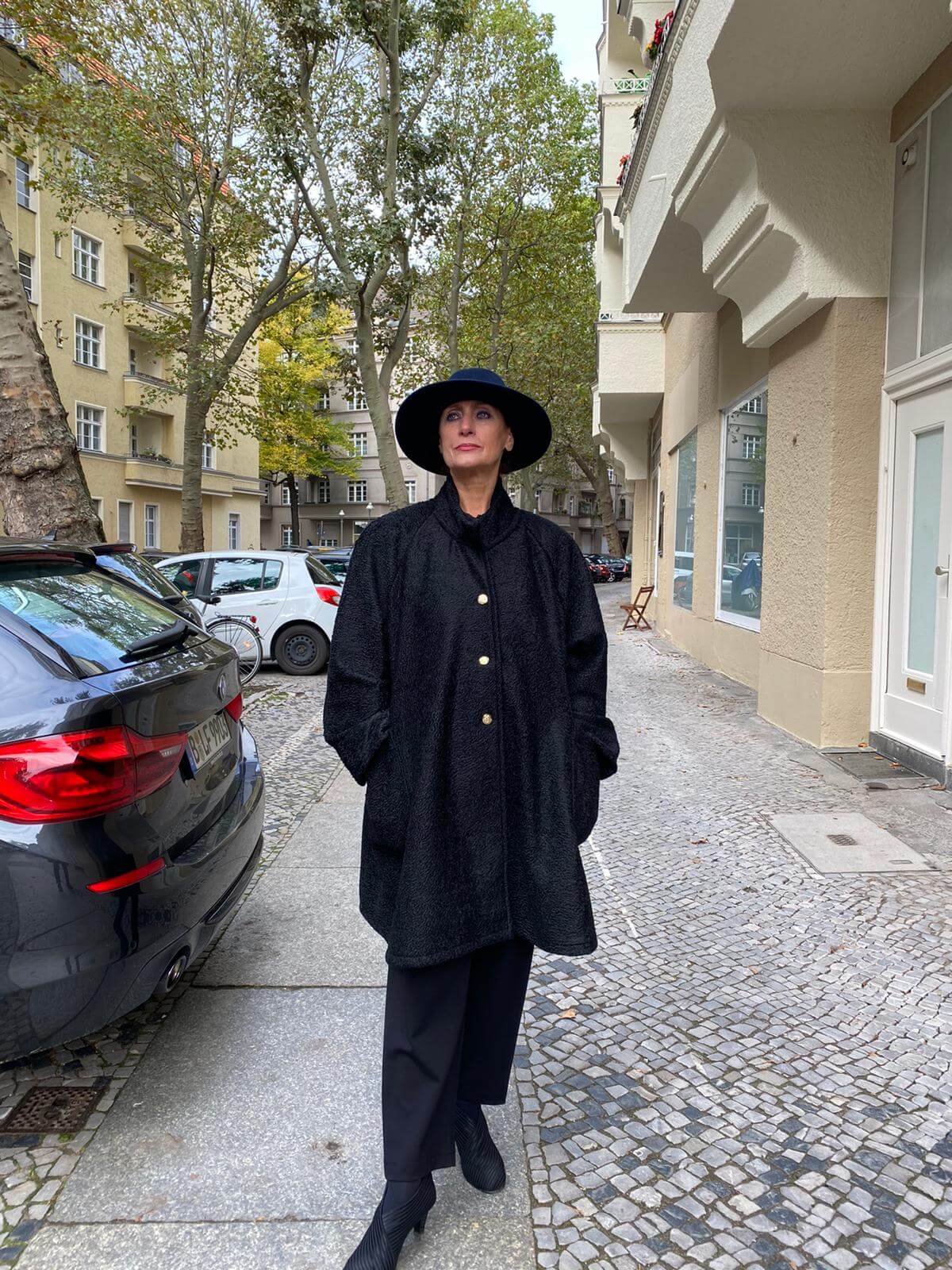 Bouclé-Mantel mit aufgesetzten Taschen und Stehkragen, ideale Mode für Damen in großen Größen.